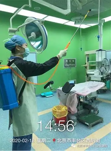 手术室护士长刘亚琼每日对手术间消毒