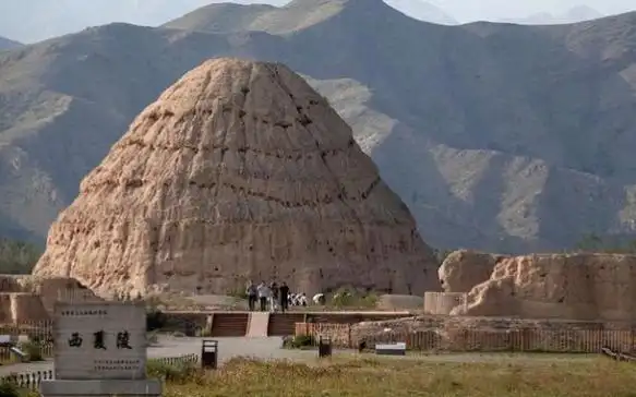 宁夏银川的旅游大区西夏区,这里可以参观著名的西夏王陵景区