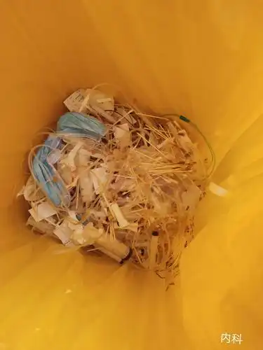 内科:医疗废物与生活垃圾混放.