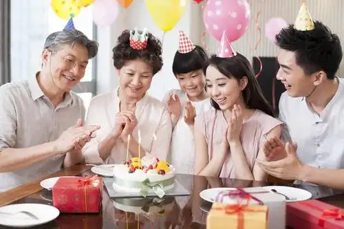 快乐家庭庆祝生日