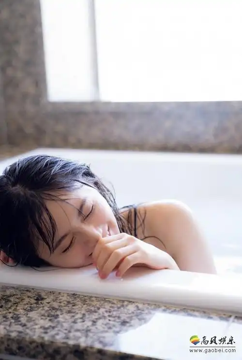 日本偶像团体乃木坂46一期生最年少成员斋藤飞鸟最新写真风格相当成熟