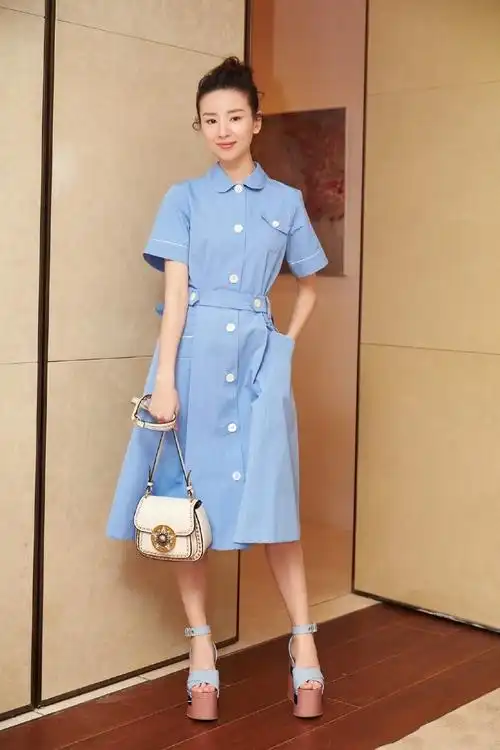 董洁穿短裙现身,大长腿很惊艳,网友:不像38岁的人啊!