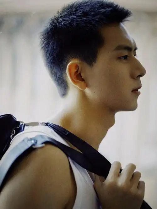 李现又双叒剪了寸头