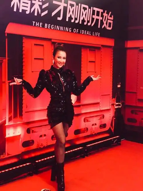 她老人脸少女身材,一个像优雅姐姐|紧身裙|高跟鞋|填词人|华语音乐