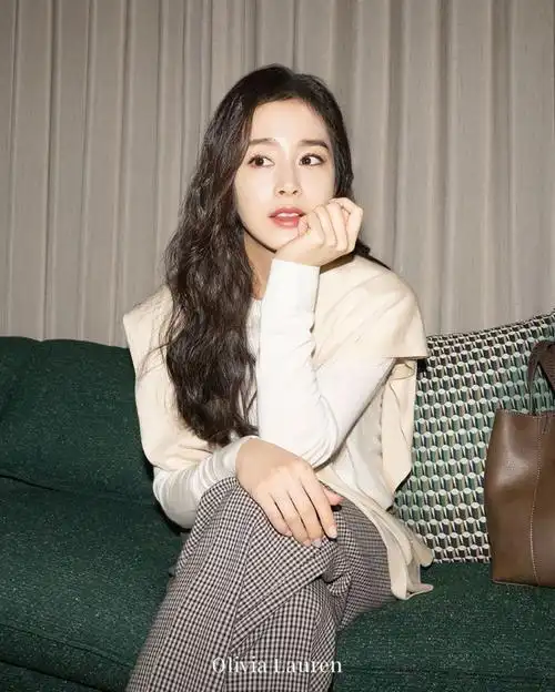 40岁金泰熙近照气质优雅皮肤白皙身材纤细