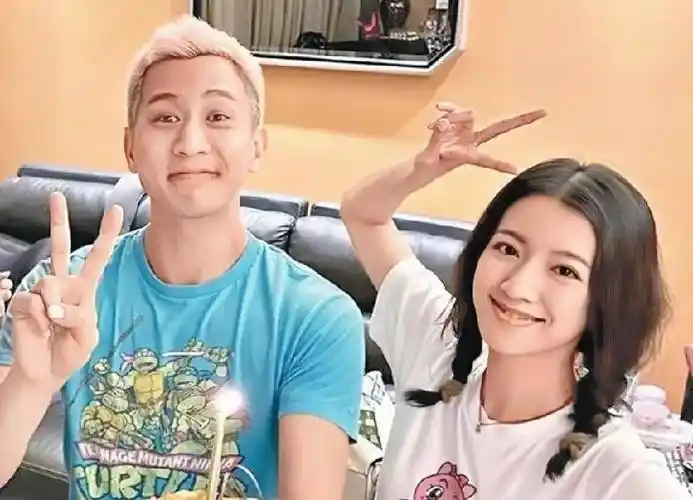 这是第几次曝绯闻,港媒近日报道,圈中富二代男星徐肇平正在力追蔡思贝