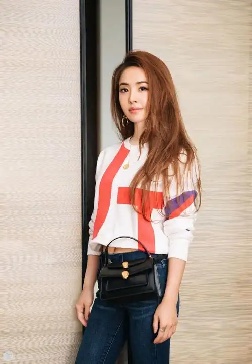 蔡依林,女歌手,台湾明星,牛仔裤,露脐装,蔡依林时尚露脐t恤配牛仔照片