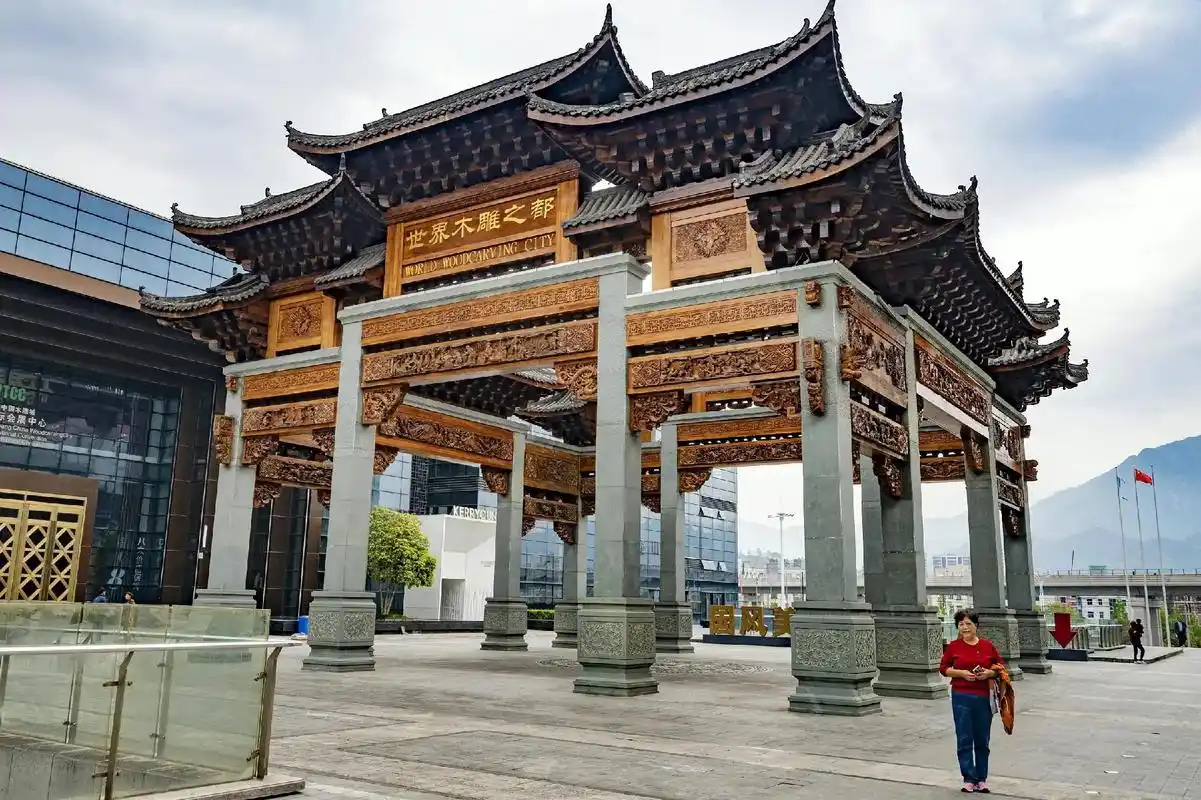 中国木雕博物馆是第一座全面展示中国木雕历史文化和艺术的博物馆