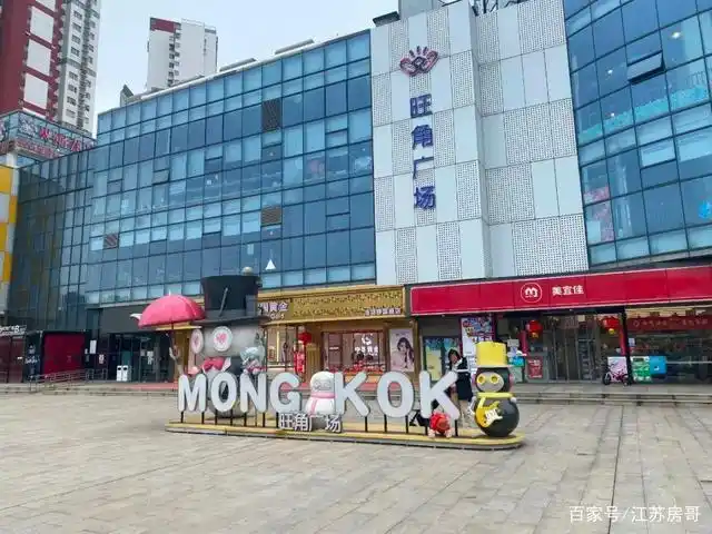 油坊桥地铁站五号口过马路就是旺角广场.