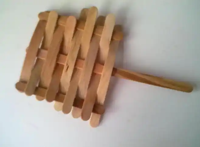 冰棍扇子 小时候玩的 今天吃雪糕的时候突然想到了 过几天自己也编一