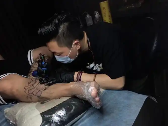 两周年雕安刺青故事的刻录者