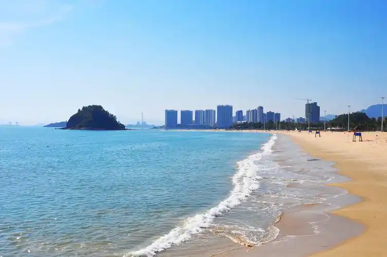 冬日的惠州大亚湾黄金海岸天空湛蓝海天一色