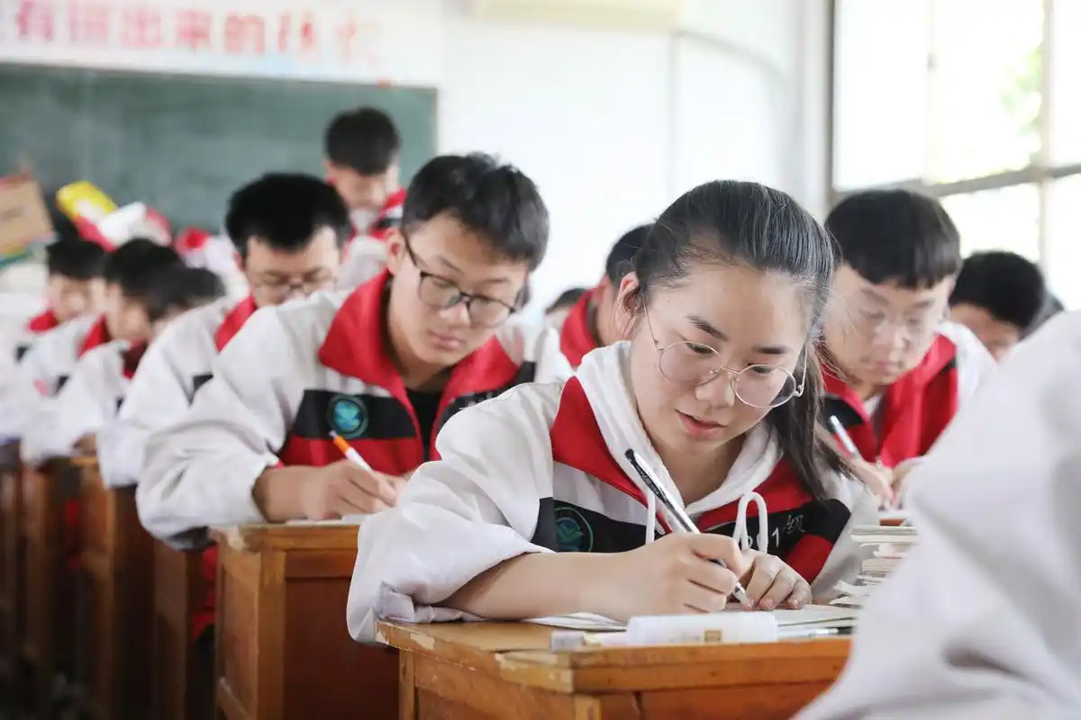 5月30日,河南省温县一中高三学生在教室内复习备考.