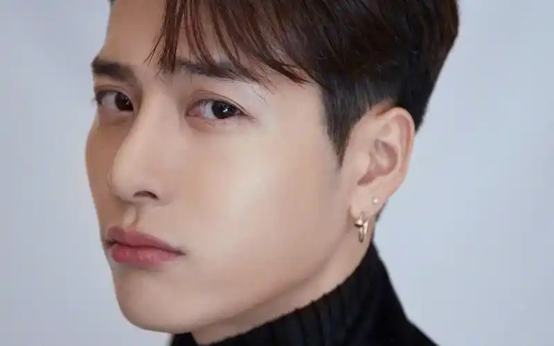 时尚潮流男孩王嘉尔帅气黑色西装迷人写真