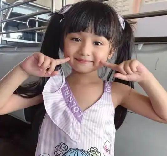 泰国6岁小女孩走t台选美!获得冠军拿奖杯很淡定,神似杨幂赵丽颖