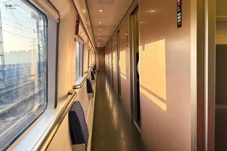 "卧代二等座"原来比传闻中更挤,难怪票价相对便宜,但比较实惠