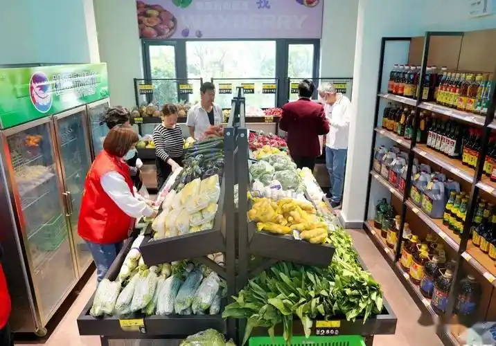 在汉中路街道办事处海洋铭苑小区社区便民果蔬驿站,正在挑选蔬菜的余