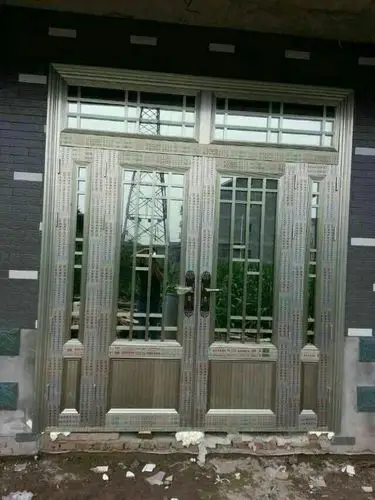 银色外包铝合金大门