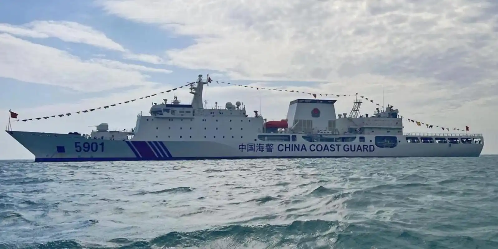 菲军方下令"清场"后,中国海警5901舰抵达美济礁,做好万全准备