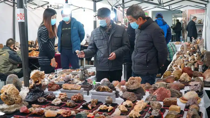 银川西塔奇石市场是最早的阿拉善戈壁奇石的集散地,对阿拉善戈壁奇石