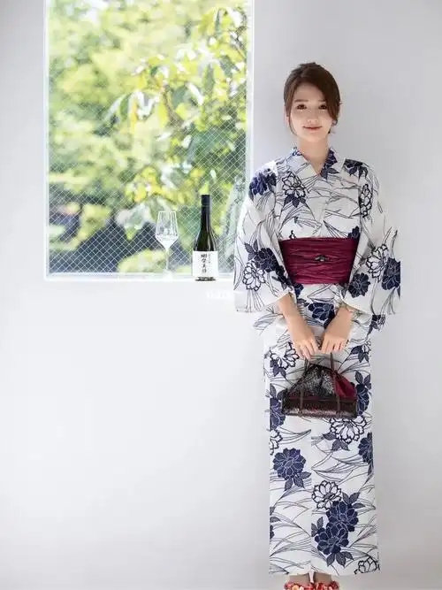 其原型是日本平安时代(794~1185年)的"汤帷子"(入浴时穿的单衣)