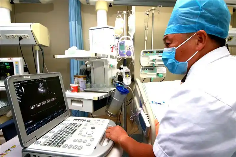 汪功勋在给患者做急诊床旁心脏b超,评估病情.陈振伟供图