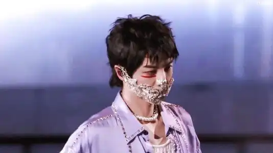 华晨宇在酒吧吸烟被拍引争议粉丝怒斥偷拍者