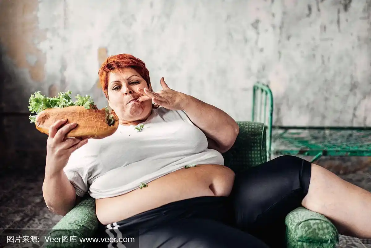 胖女人吃三明治,超重,胖子