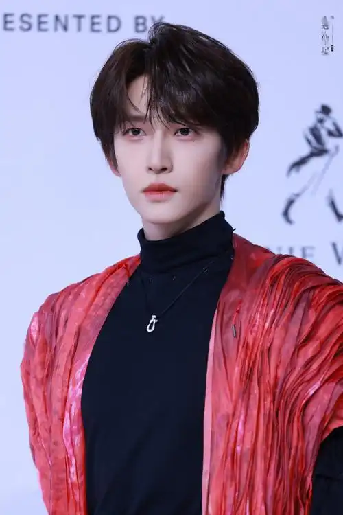 gq红毯##gq疯狂星期四##刘宇把红毯穿在身上