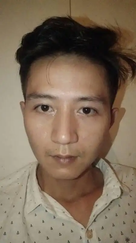 请问这个男人的五官长得丑吗?