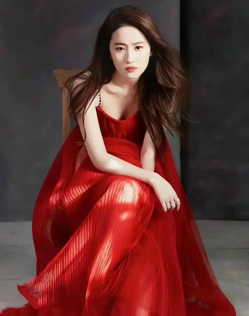 刘亦菲很适合穿红色的礼服,美艳又大气#娱乐大赏# #一眼沦陷# #惊艳