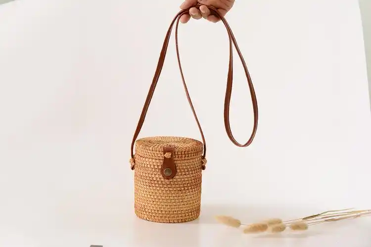 速卖通特卖藤编 ins手工藤编水桶迷你包编织皮扣包