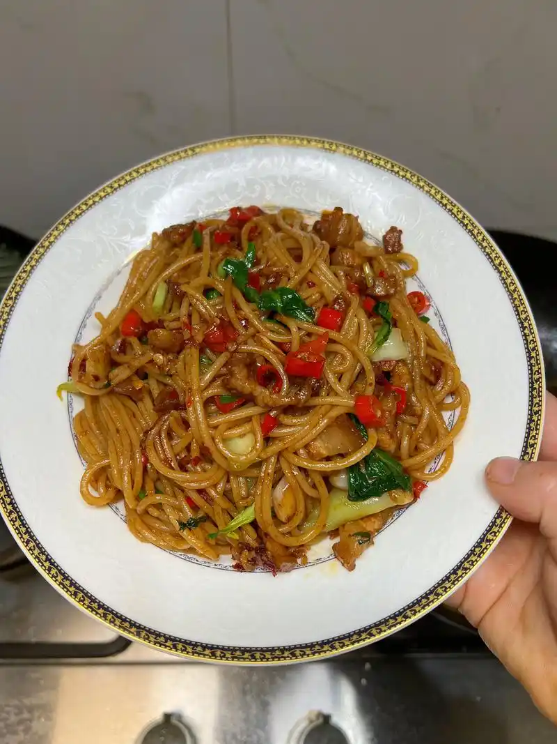 江西特色美食肉丝炒米粉,爽滑有嚼劲,香辣入味