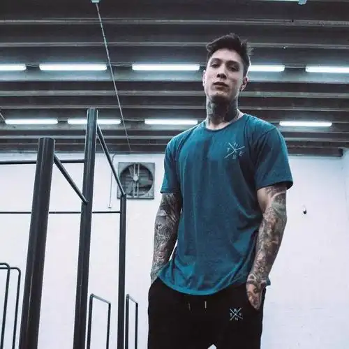 chris heria 在街头练出了一身穿衣显瘦脱衣有肉的迷人身材