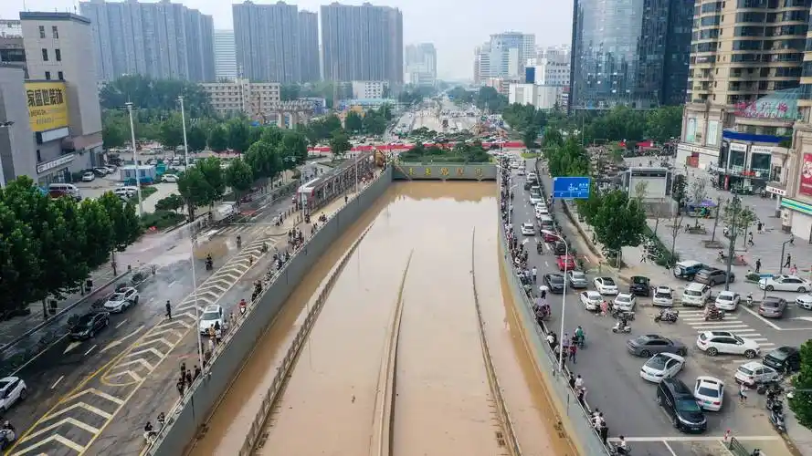 现场直击暴雨后的郑州:隧道积水逐步下降,抢险队仍在持续抽水
