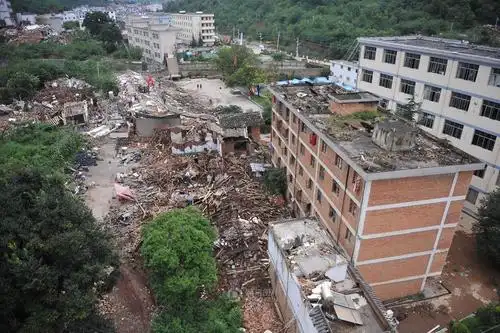 航拍云南鲁甸地震震中 房屋损毁严重(组图)