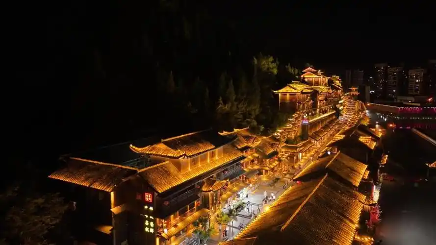 赏酉州古城夜色品浓郁土家风情