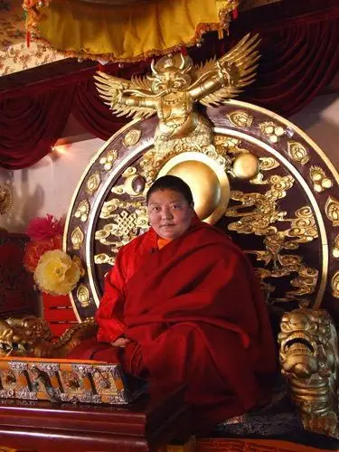 圆修师帮我们引荐,见到了喇荣五明佛学院的院长门措上师,活佛丹增嘉措