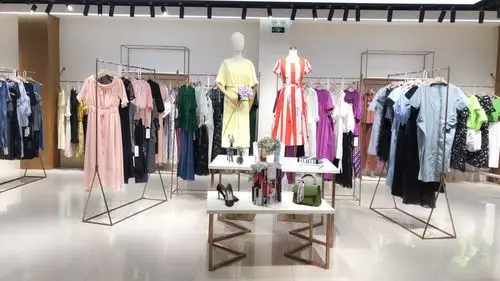 品牌折扣女装_衣佰汇服饰