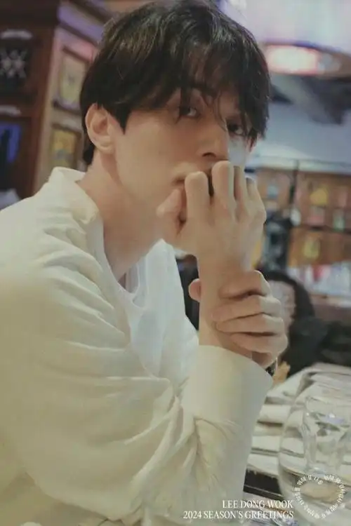 李栋旭也霸凌?在工作人员头上读剧本!粉丝公开后续澄清