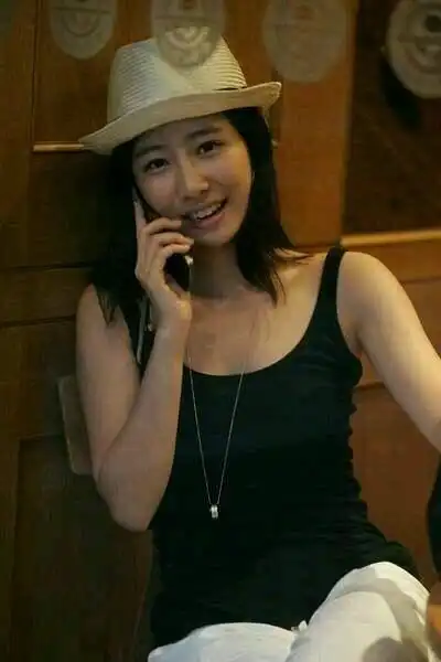 她家楼下,在雨中,等了她整整5个小时,可谁知金真儿告诉了他错误的地址