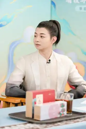 直播新时代国潮青年霍尊为云小南非遗红糖干杯