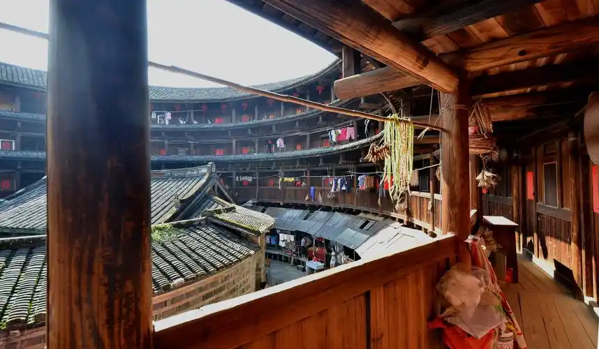 土楼内部有很多上楼的楼梯,需向居民缴纳5元钱登楼费.