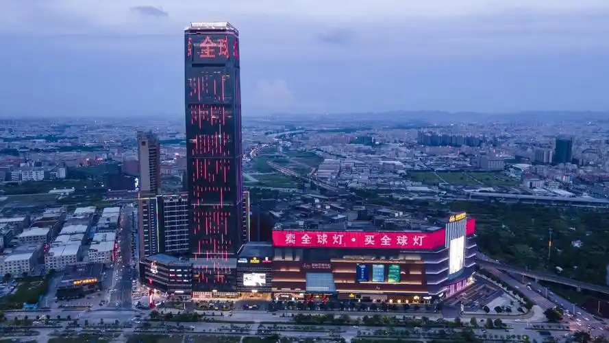 华灯初上的古镇利和灯博中心305米高的中山第一高楼