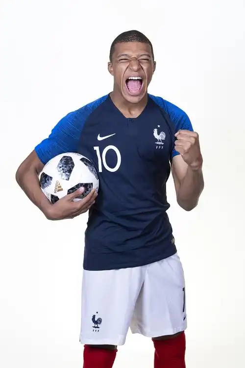 法国国家足球队最新阵容海报