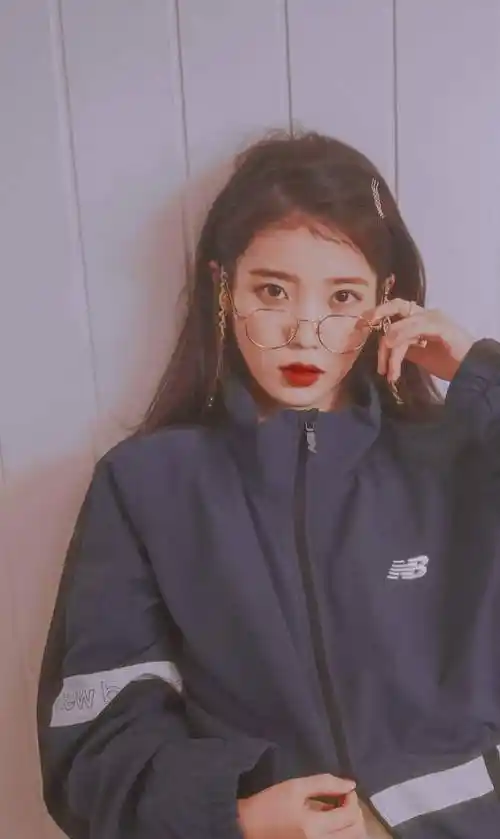 戴眼镜的李知恩可爱韩系校服装扮手机壁纸图片