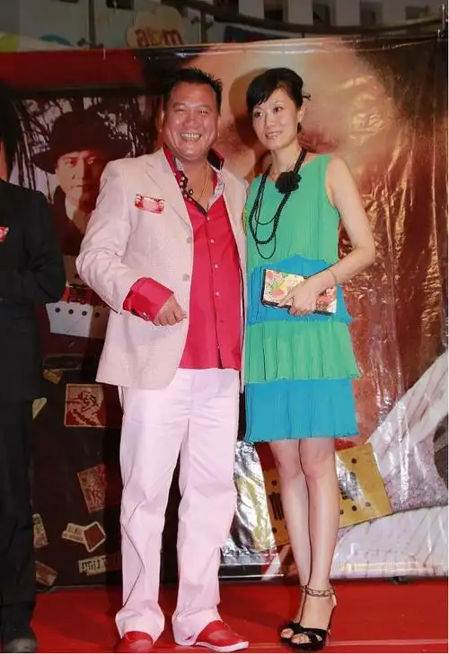 还能够穿出满满的活力感,不得不说万梓良真挺爱他三婚娶的老婆,老夫老