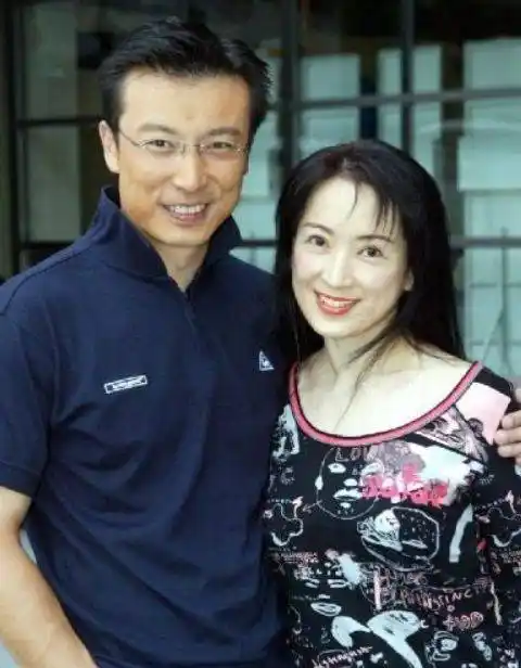 分居两年正办离婚,网友:竟没想到是她_龚慈恩_丈夫_林伟