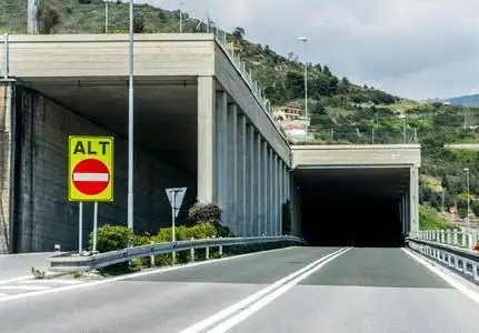 空混凝土隧道的列图片