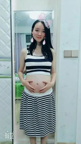 这是夏天格外在家拍的大肚子照片,留着以后看看的.